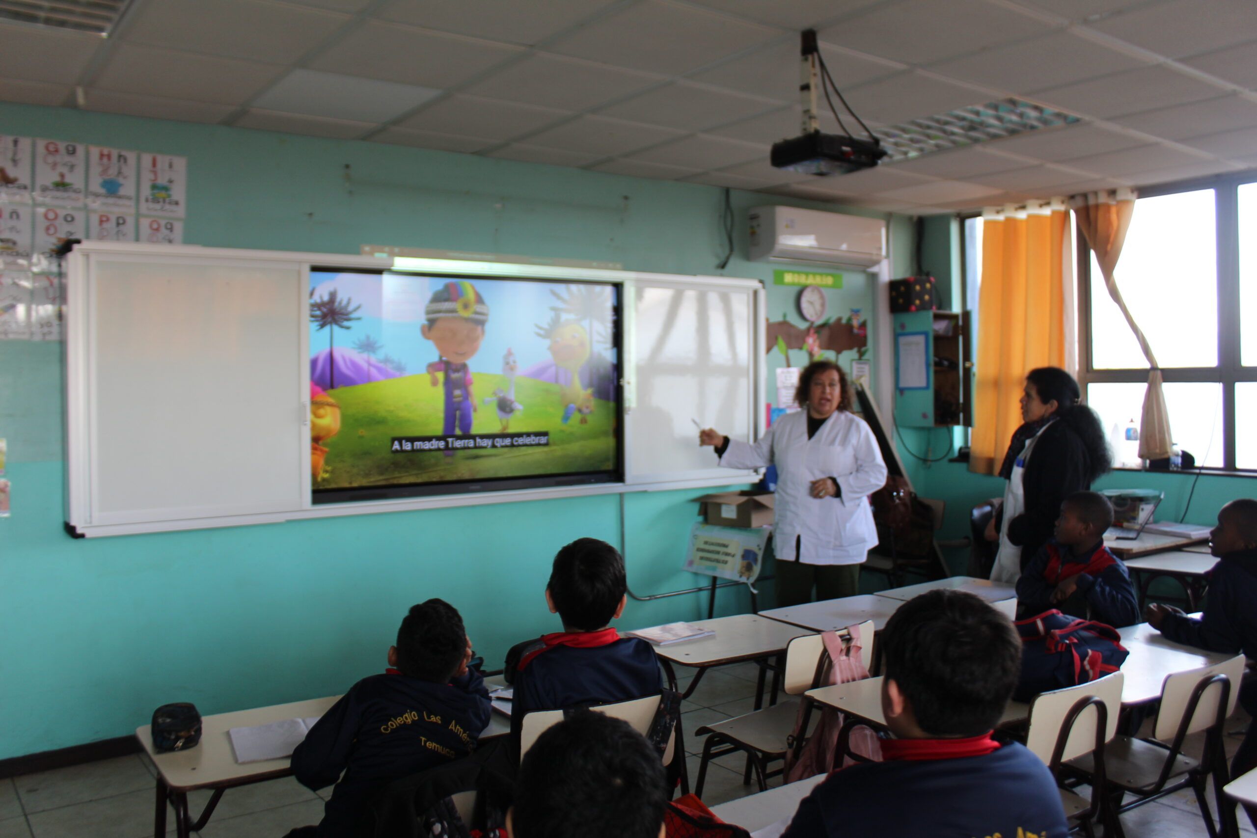 Colegio Las Américas implementa pantallas interactivas en todas sus aulas