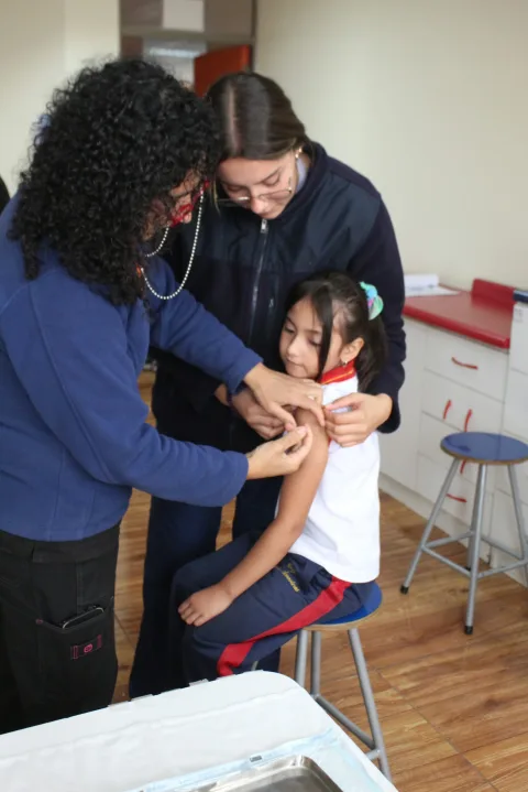 Inicia la campaña de vacunación contra la influenza en el Colegio Las Américas