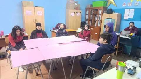 Estudiantes Monitores de Convivencia Escolar crean mural sobre la Solidaridad