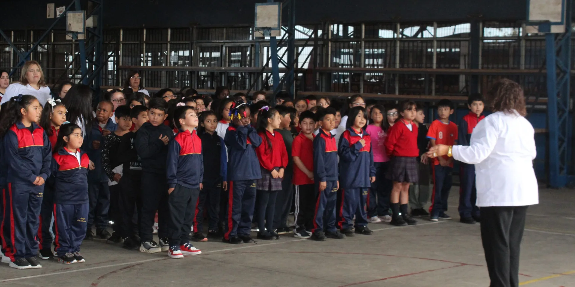 Primer acto cívico escolar del año: Estudiantes de básica refuerzan valores institucionales