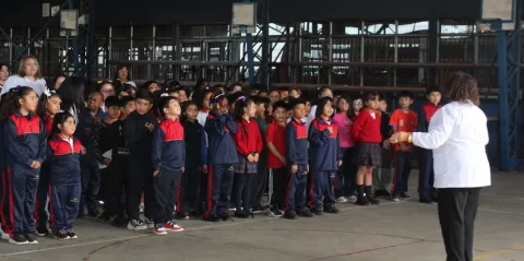 Primer acto cívico escolar del año: Estudiantes de básica refuerzan valores institucionales