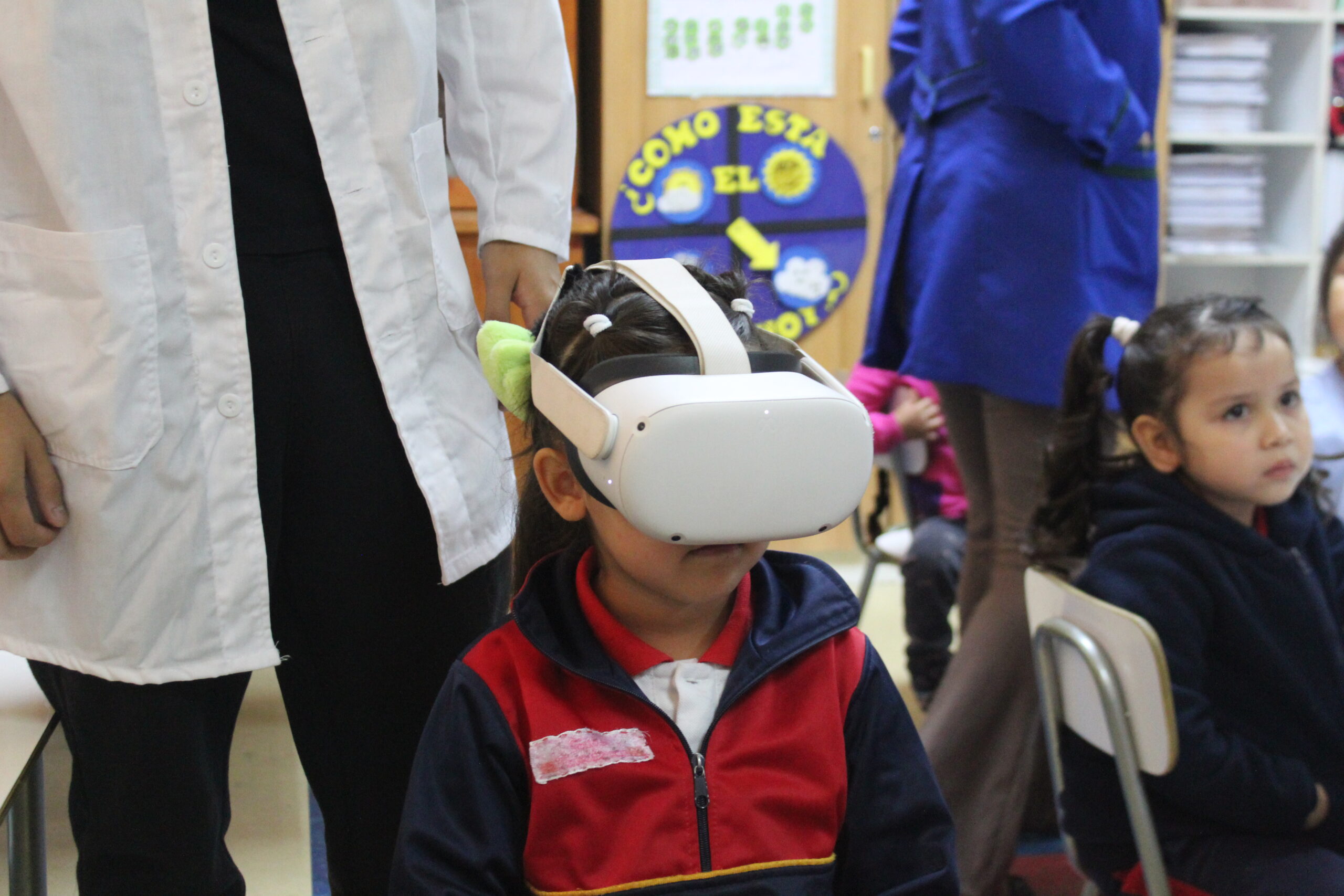 Estudiantes en Práctica Sorprenden a los Más Pequeños del Colegio con Robots y Realidad Virtual