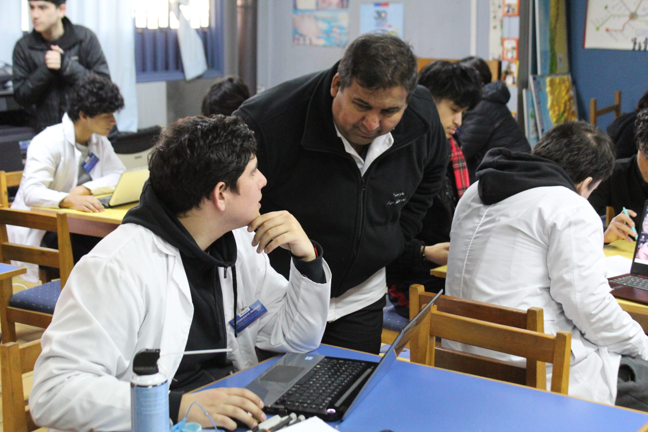 Exitosa jornada de la Clínica del PC en el Colegio Las Américas