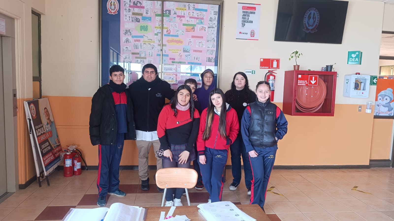 Estudiantes Monitores de Convivencia Escolar crean mural sobre la Solidaridad