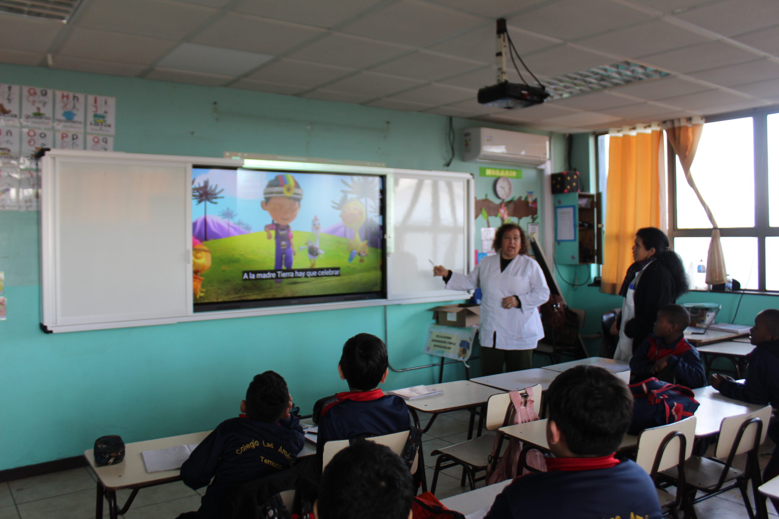 Colegio Las Américas implementa pantallas interactivas en todas sus aulas