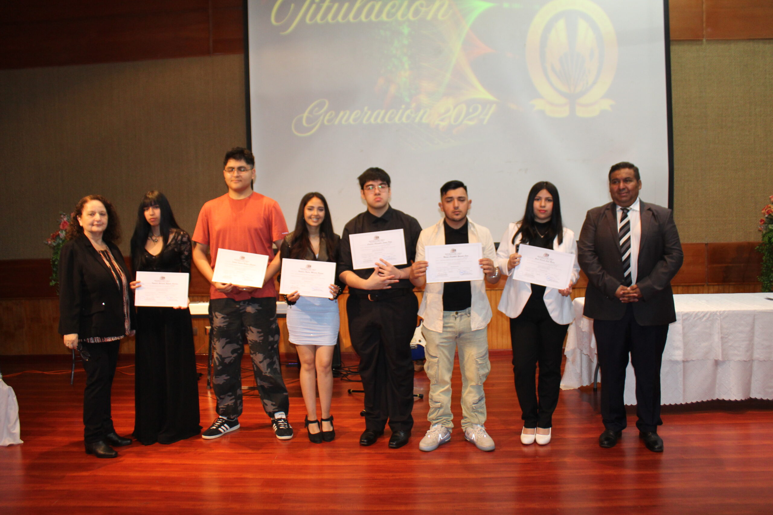 Éxito y Tecnología: Estudiantes de las Américas Reciben su Título de Técnico en Programación de Nivel Medio
