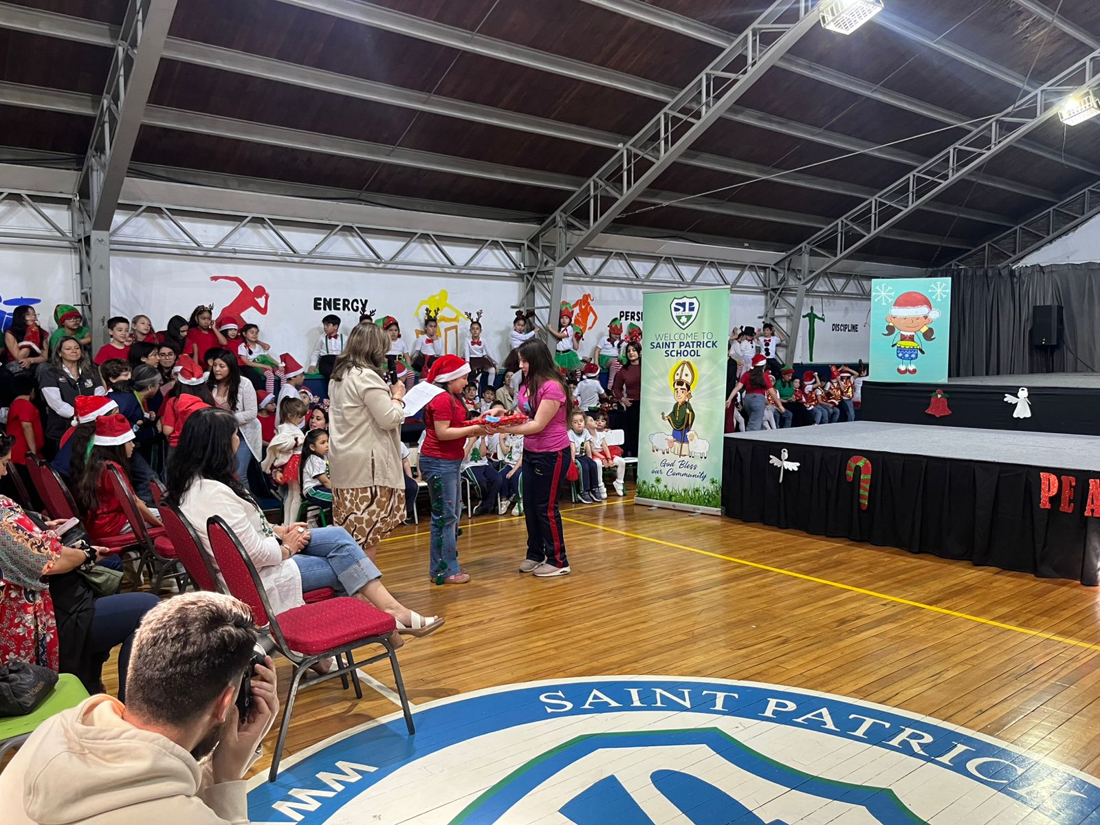 Celebrando la Convivencia Escolar: Alumnos del Colegio Las Américas de Temuco Destacaron en Evento Navideño