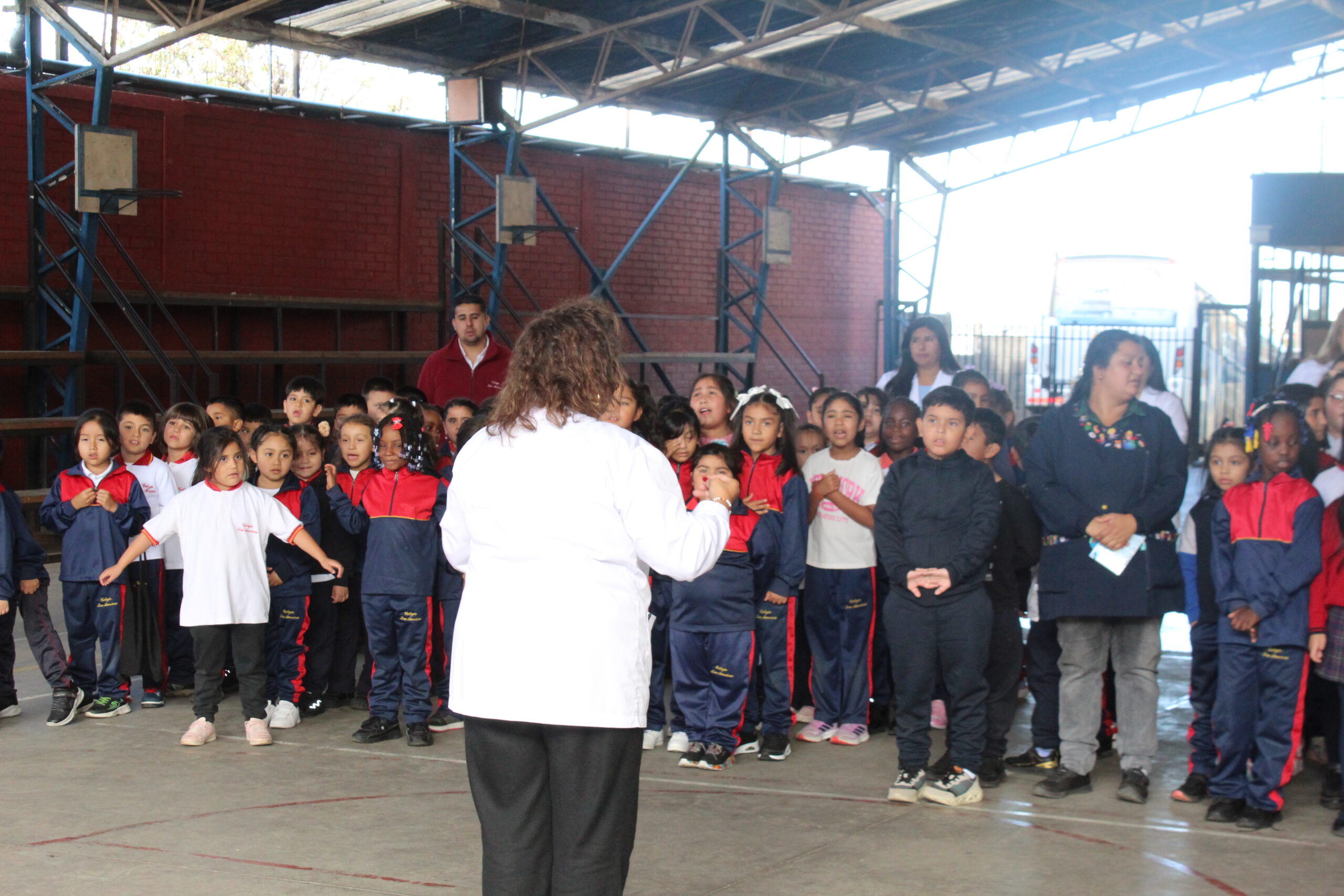 Primer acto cívico escolar del año: Estudiantes de básica refuerzan valores institucionales