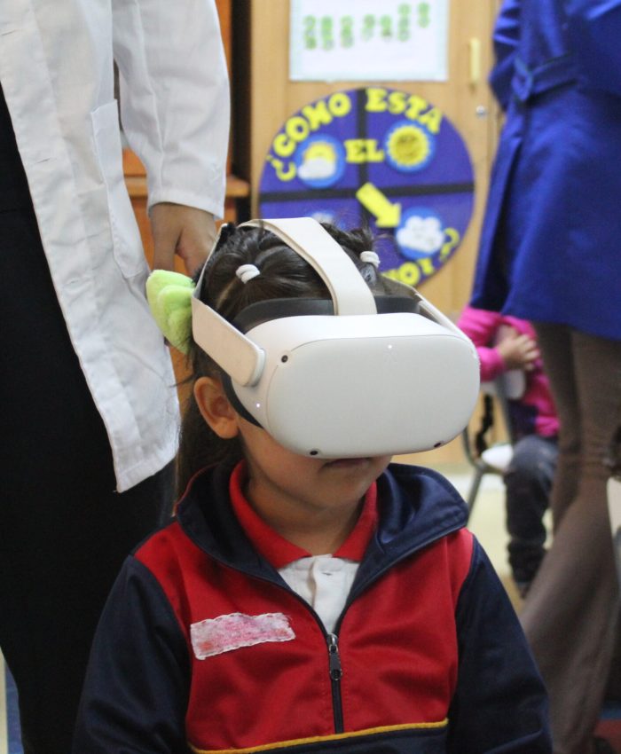 Estudiantes en Práctica Sorprenden a los Más Pequeños del Colegio con Robots y Realidad Virtual