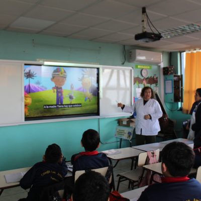 Colegio Las Américas implementa pantallas interactivas en todas sus aulas