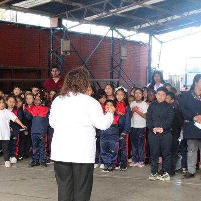 Primer acto cívico escolar del año: Estudiantes de básica refuerzan valores institucionales