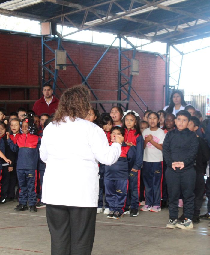 Primer acto cívico escolar del año: Estudiantes de básica refuerzan valores institucionales
