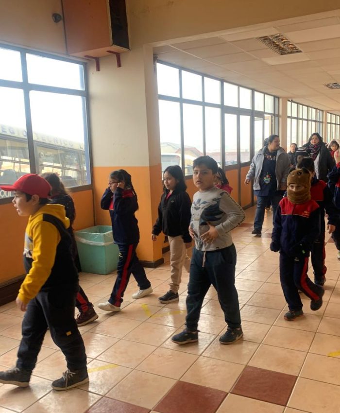 Estudiantes evacuando durante el simulacro de seguridad Colegio Las Américas
