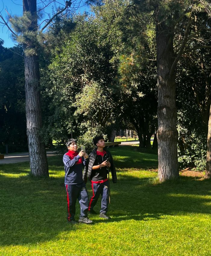 Estudiantes del Colegio Las Américas exploran la biodiversidad del humedal en Isla Cautín