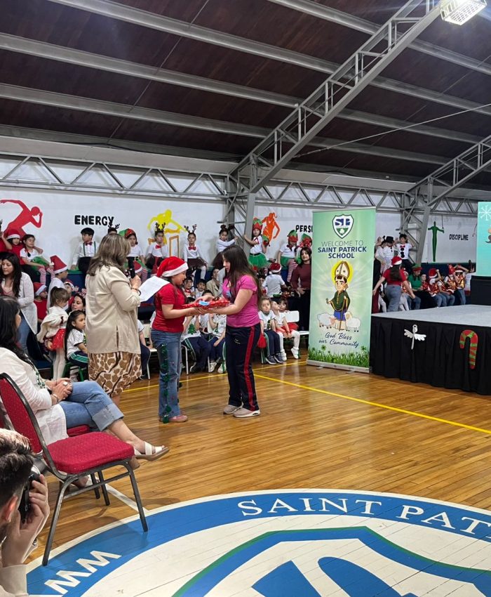Celebrando la Convivencia Escolar: Alumnos del Colegio Las Américas de Temuco Destacaron en Evento Navideño